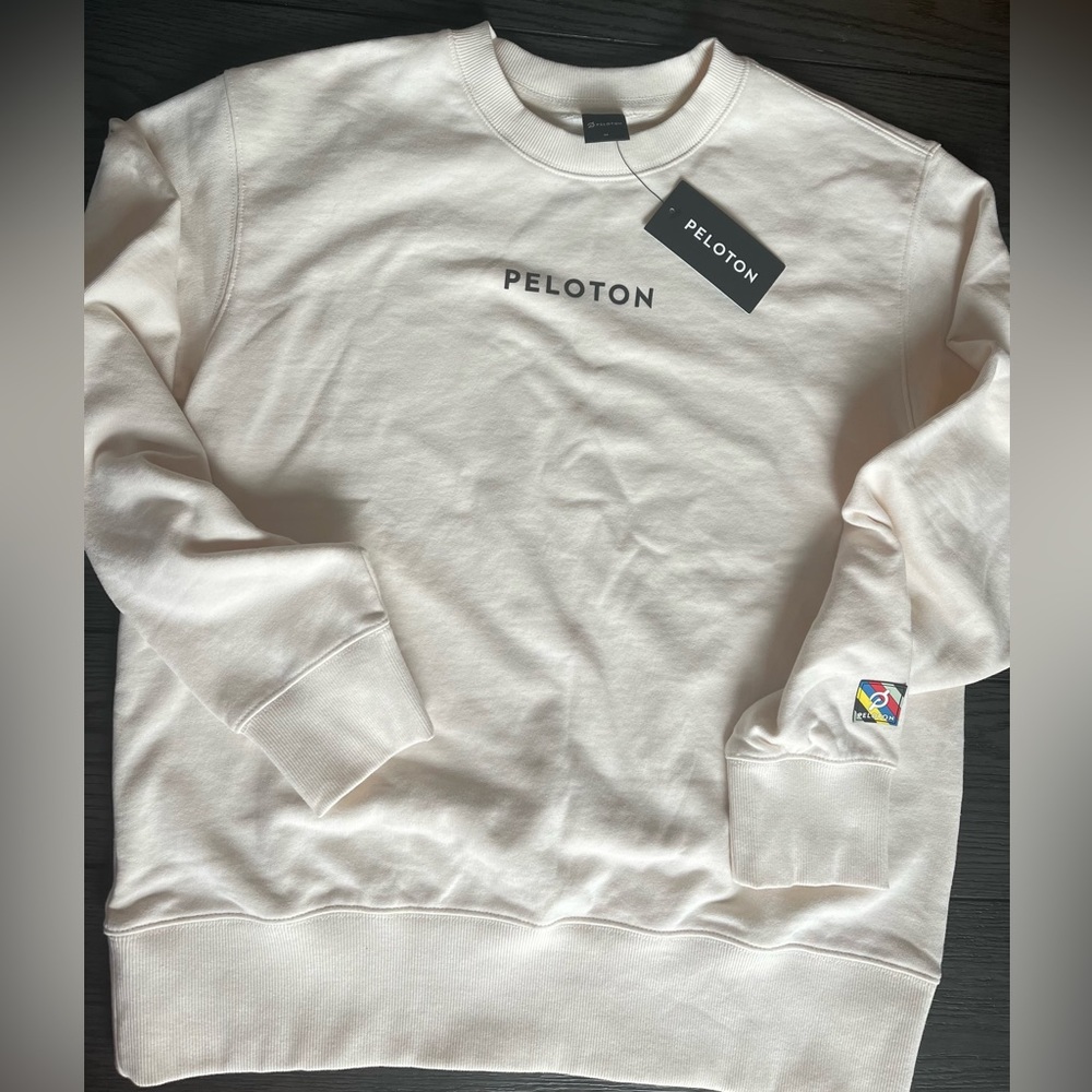 Pelotón Pullover SU121- size M NWT- unisex- ivory